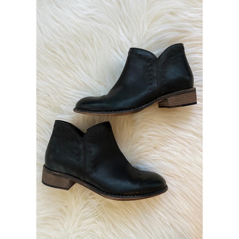 Skechers sz 8.5 Womens Smooth Oiled Leather Zip Ankle Boots Edgy Western Comfort